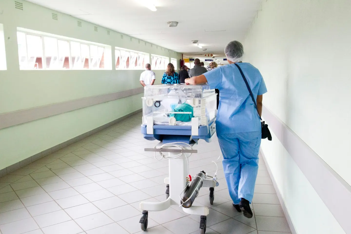 Corredor de hospital com profissional de saúde