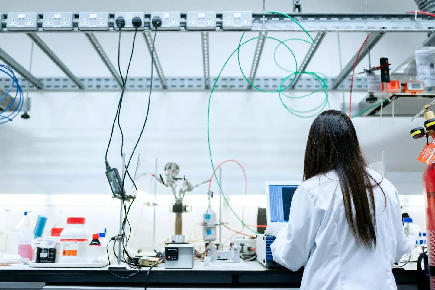Investigadora num laboratório moderno