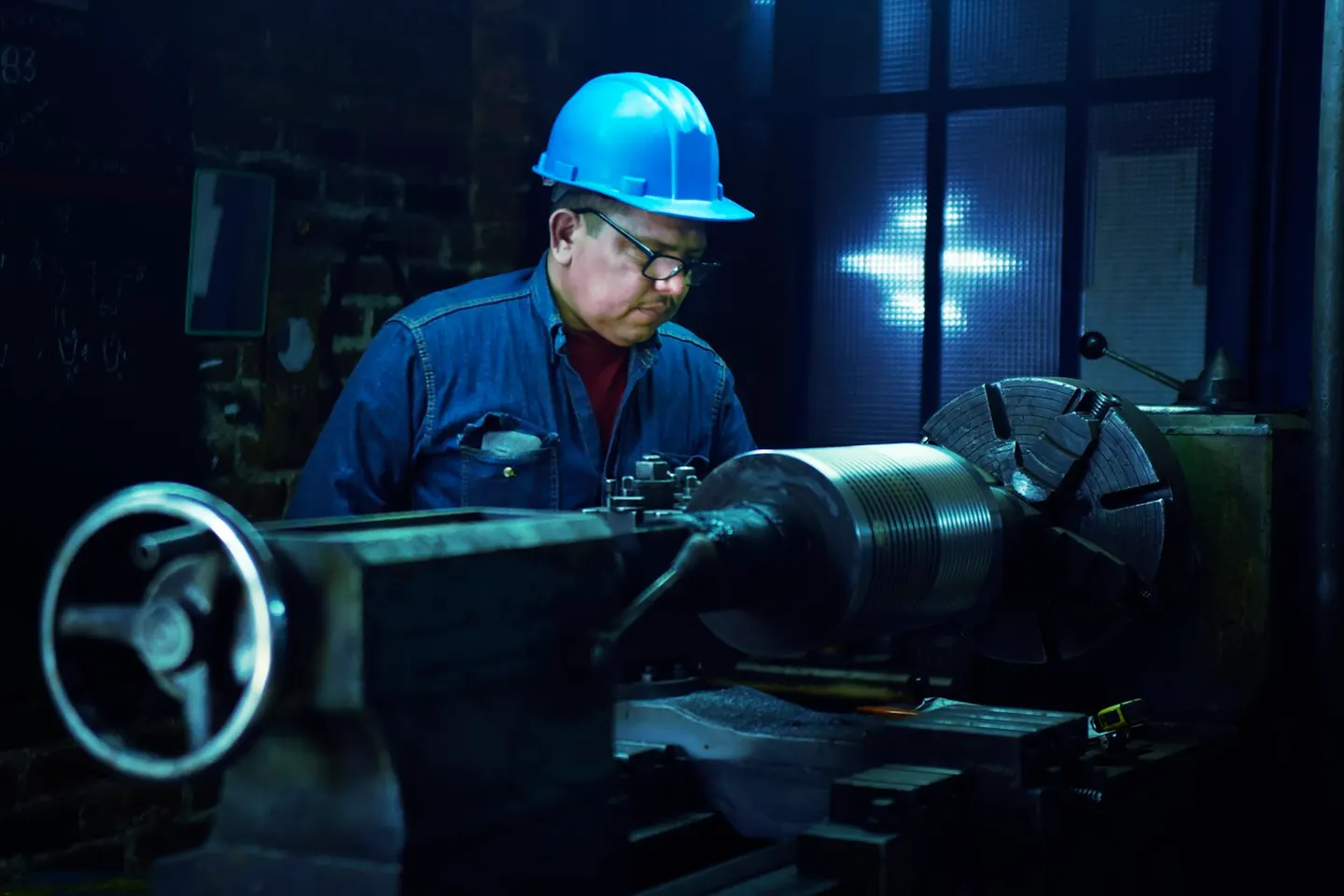 Operador numa fábrica metalomecânica